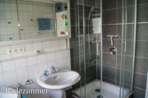 ein Bad mit einer Dusche, einem Waschbecken und einer Dusche in der Unterkunft Wohnen im bergischen Fachwerk in Overath
