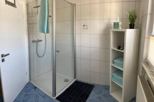 uma casa de banho com um chuveiro e uma porta de vidro em Ferienwohnung Moselgold em Piesport
