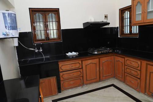 Kuchyň nebo kuchyňský kout v ubytování divine homestay tirupati villa