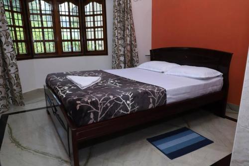 Postel nebo postele na pokoji v ubytování divine homestay tirupati villa