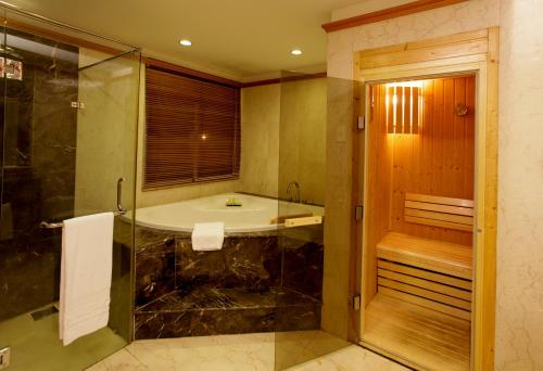 Koupelna v ubytování Muong Thanh Holiday Da Lat Hotel