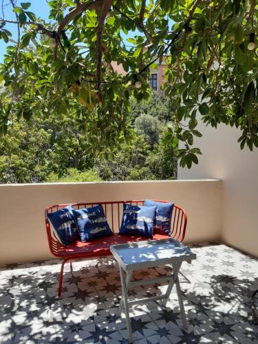 a bench sitting under a tree next to a table at Villa Nestor in Ingenio