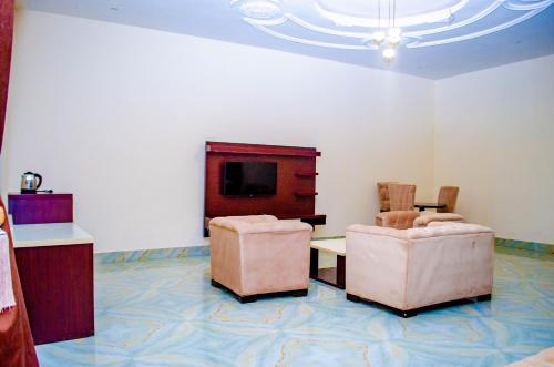 CRISPAN SUITES & EVENT CENTRE – Photos 4