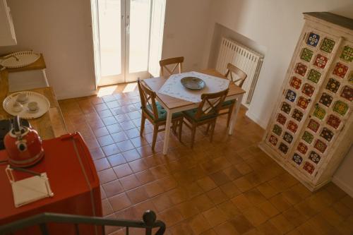 a dining room with a table and chairs in a room at La Casa di Ele in Matera
