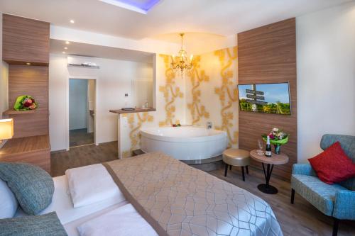 a hotel room with a bed and a bath tub at Hotel am Markt Bacharach in Bacharach