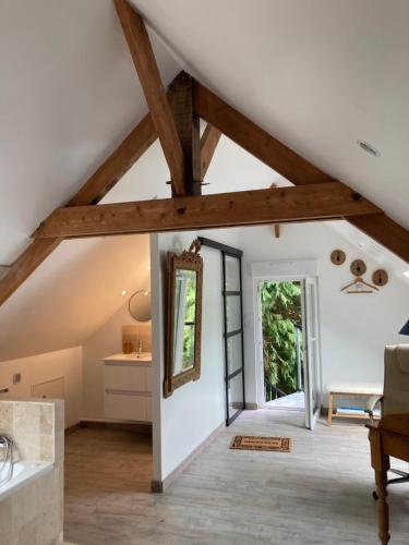 Cette chambre est dotée d'un plafond aux poutres apparentes. dans l'établissement A 2 heures de Paris, Loft Romantique de 55 m2 en pleine nature entre campagne et mer, à Saint-Philbert-des-Champs