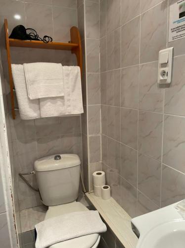 La salle de bains est pourvue de toilettes, d'un lavabo et de serviettes. dans l'établissement Notre Dame AUXILIATRICE, à Lourdes