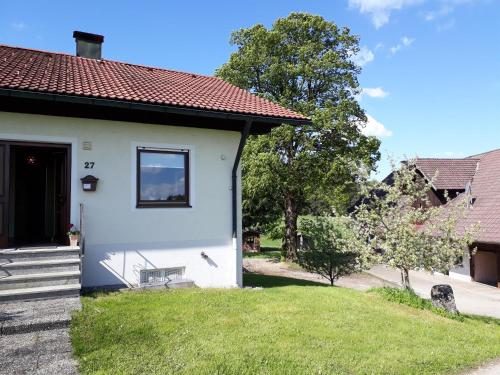 een wit huis met een raam en een tuin bij Auszeit auf dem Lindenhof in Wangen im Allgäu