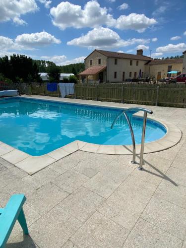 - une piscine avec un rail métallique dans la cour dans l'établissement Loire Escapes - Le Grenier, à Berrie