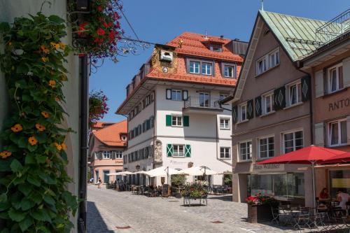 uma rua vazia numa cidade com edifícios em Hensler Ferienwohnungen em Wangen im Allgäu