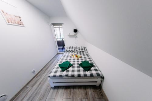 Ein Bett oder Betten in einem Zimmer der Unterkunft KLIMAT ROZTOCZA