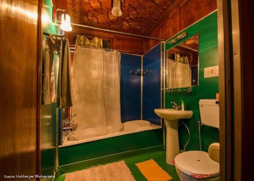 Et badeværelse på Houseboat Lily of Nageen