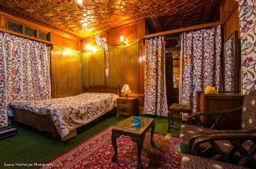 Galeriebild der Unterkunft Houseboat Lily of Nageen in Srinagar
