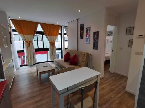 ein Wohnzimmer mit einem Sofa und einem Tisch in der Unterkunft Apartamento Carreira Sada in Sada