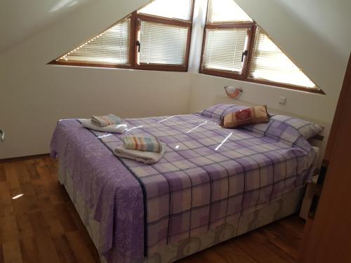 1 dormitorio con 1 cama y ventana grande en CarolMike Oasis Beach Apartment Kamchia Reserve en Kamchia