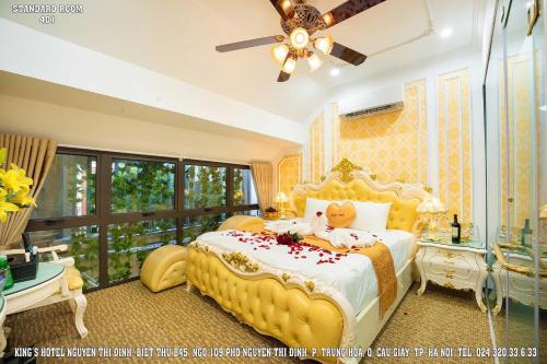 Postel nebo postele na pokoji v ubytování King's Hotel Nguyễn Thị Định