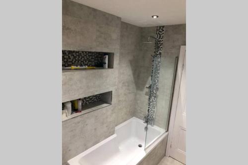 Ванна кімната в Stunning Bebington Maisonette - large private drive and entrance, good transport links
