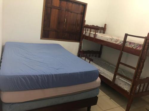 een slaapkamer met 2 stapelbedden en een stapelbed met een ladder bij Casa Temporada da Dani in Paraty