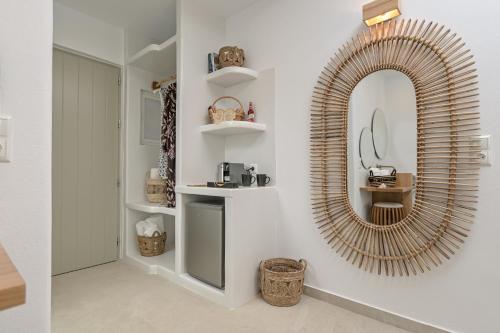 un bagno con un grande specchio sul muro di Ruby of Naxos ad Agios Prokopios