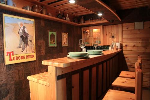 un bar en una cabaña de madera con copas de vino en Ferienwohnung Naturfreund en Lügde