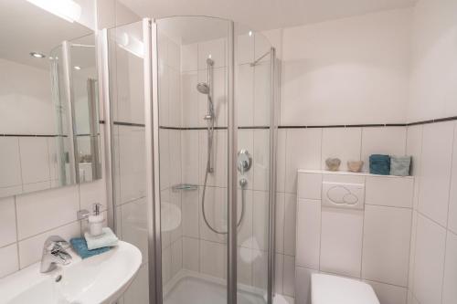 een badkamer met een douche, een toilet en een wastafel bij Ferienwohnung Wanderbar in Oberstdorf