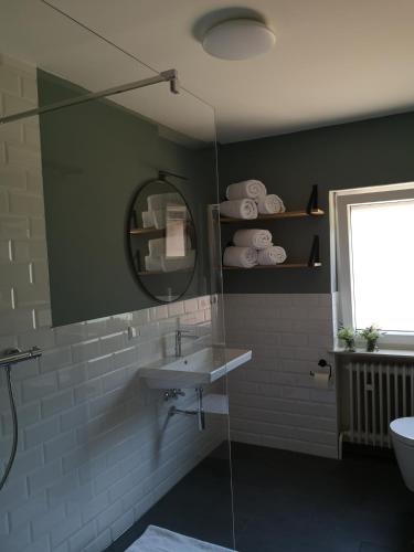 a bathroom with a sink and a mirror at Haus zur lachenden Lieselotte I 5 Minuten zu Fuß zum kostenlosen Naturbad I Messenähe I Waldnähe in Postbauer-Heng