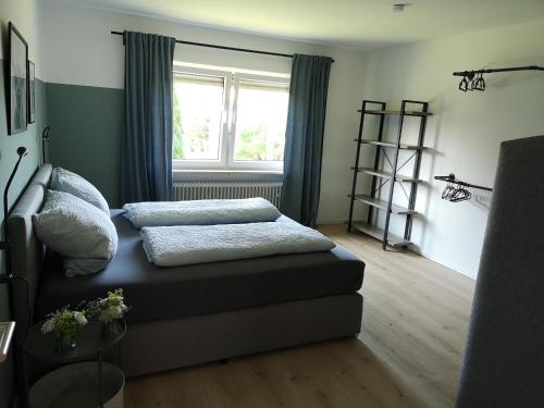 uma sala de estar com um sofá e uma janela em Haus zur lachenden Lieselotte em Postbauer-Heng