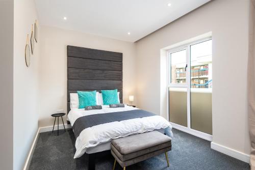 מיטה או מיטות בחדר ב-Premier Apartments in Gillingham