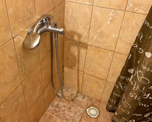 e bagno con doccia e soffione. di Kalamata Home #2 a Kalamáta