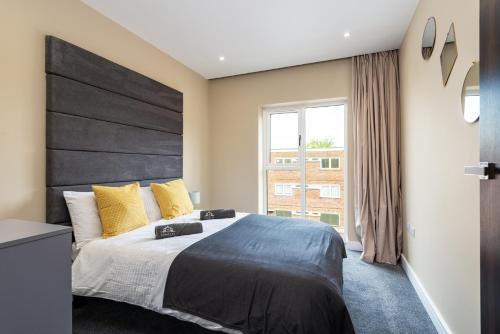 een slaapkamer met een groot bed en een raam bij Medways Finest Accommodation in Gillingham