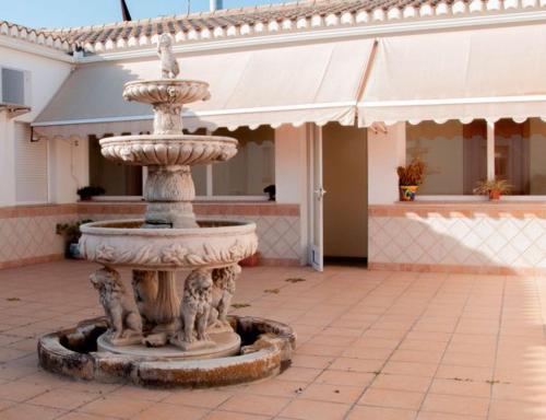 a fountain in the middle of a courtyard at Hotel Lindaraja in Atarfe