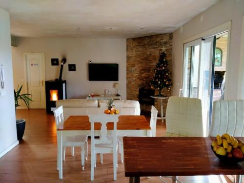 una sala de estar con mesa y sillas y un árbol de Navidad en CASAPUEBLO Arzúa, en Campo