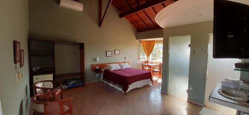 - une chambre avec un lit et une télévision dans l'établissement Hotel - Pousada 3 Marias, à São Pedro