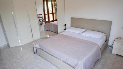 een slaapkamer met een wit bed in een kamer bij APP. MARCOPOLO - 100mt dal mare in Lido di Jesolo