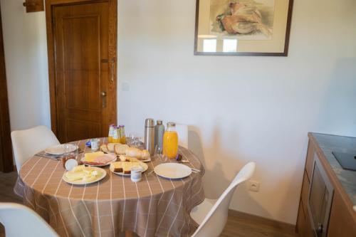 een tafel met een bord eten erop bij Montesinho Eco-Resort in Bragança