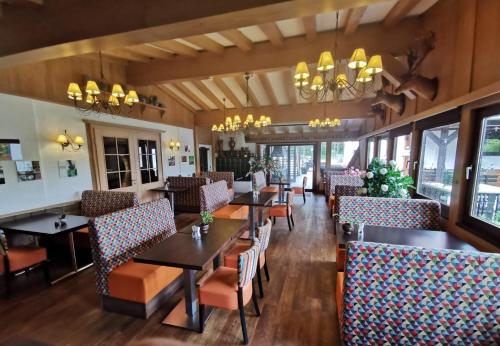 a restaurant with tables and chairs in a room at Hotel Heiderhof in Obersteinebach