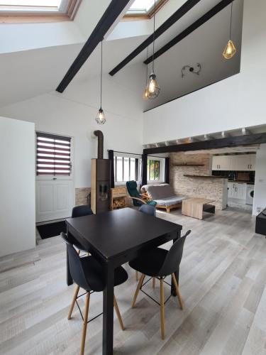 une salle à manger avec une table et des chaises noires dans l'établissement 