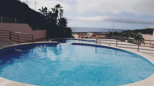 a large blue swimming pool on top of a building at Quinta de Palames in Sesimbra