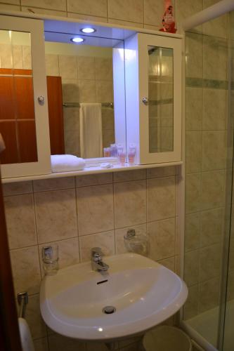 bagno con lavandino e specchio di Emilio a Cadenazzo