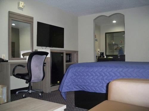 Μια τηλεόραση ή/και κέντρο ψυχαγωγίας στο Scottish Inn and Suites Beaumont