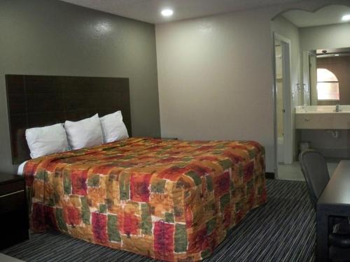 Ένα ή περισσότερα κρεβάτια σε δωμάτιο στο Scottish Inn and Suites Beaumont