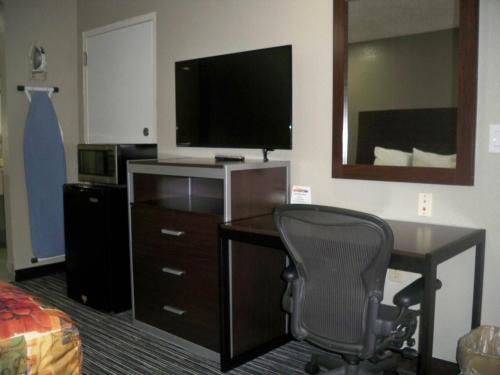 Μια τηλεόραση ή/και κέντρο ψυχαγωγίας στο Scottish Inn and Suites Beaumont