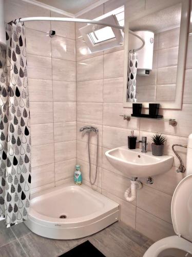 un bagno con vasca, lavandino e WC di Perla Accommodation a Visoko