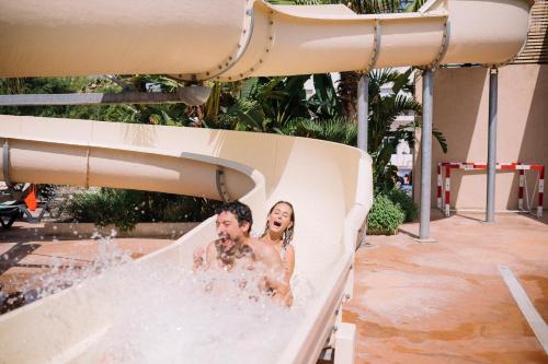 a bride and groom in the water slide at Camping Sènia Caballo de Mar in Pineda de Mar
