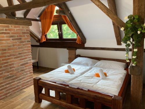 Rúm í herbergi á Apartmanový dům 13 Podkroví 1