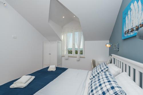 biała sypialnia z łóżkiem i oknem w obiekcie Brand new Villa Cara d oro, Vrana w mieście Vrana