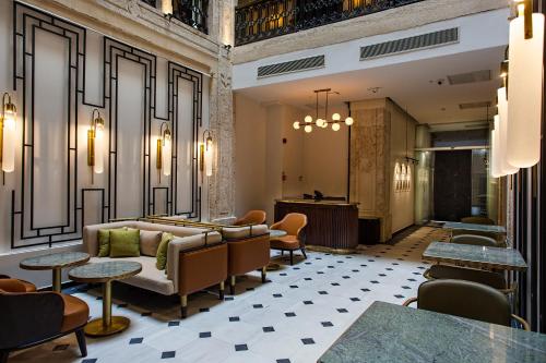 - un hall avec un canapé, des chaises et des tables dans l'établissement Mest Hotel Istanbul Sirkeci, à Istanbul