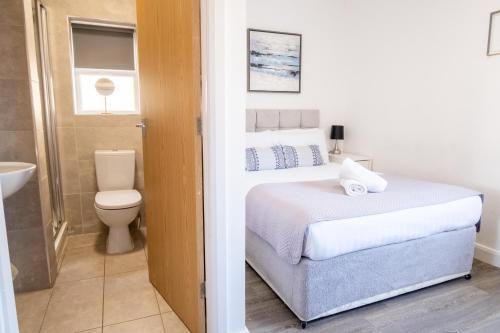 Ένα ή περισσότερα κρεβάτια σε δωμάτιο στο Westcliffe Apartments