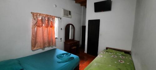 Un pat sau paturi într-o cameră la HOTEL CASA COLONIAL