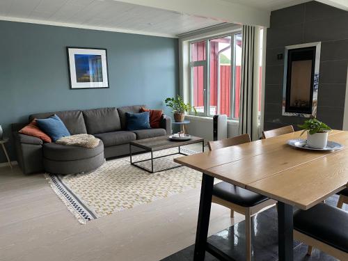 a living room with a couch and a table at Lilleeid Lodge in Storeidet